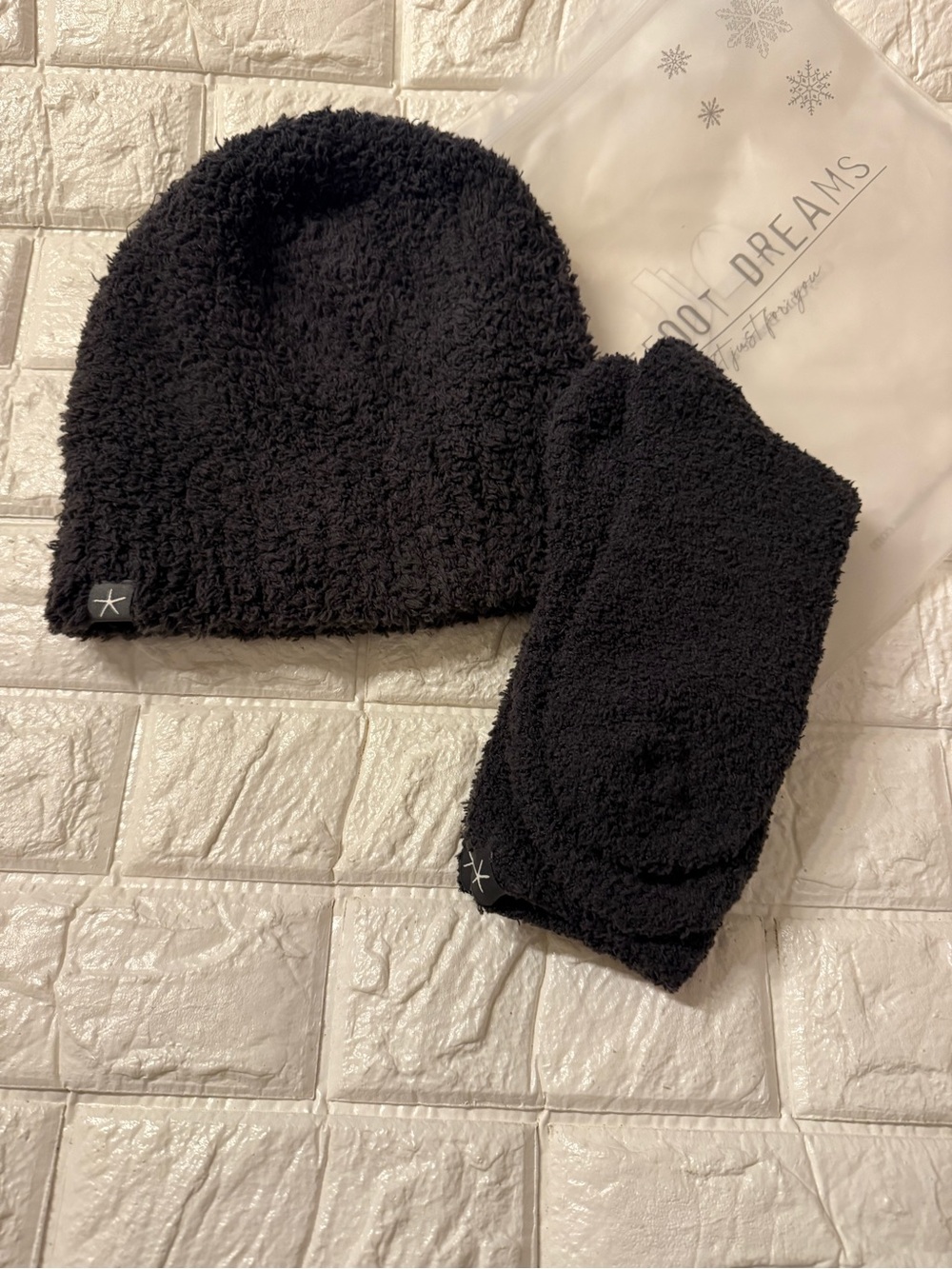 BAREFOOT DREAMS Beanie and Socks Set in carbon
